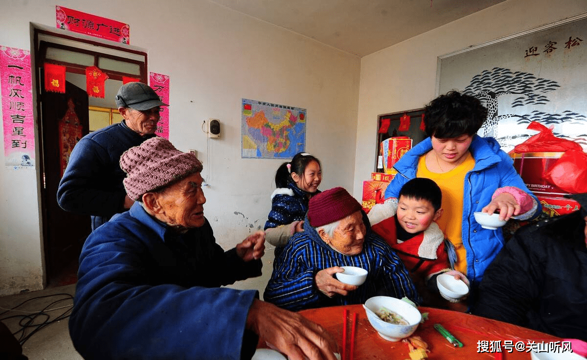 原创过去农村小孩吃饭时老人讲的那些传统规矩现在还有用吗