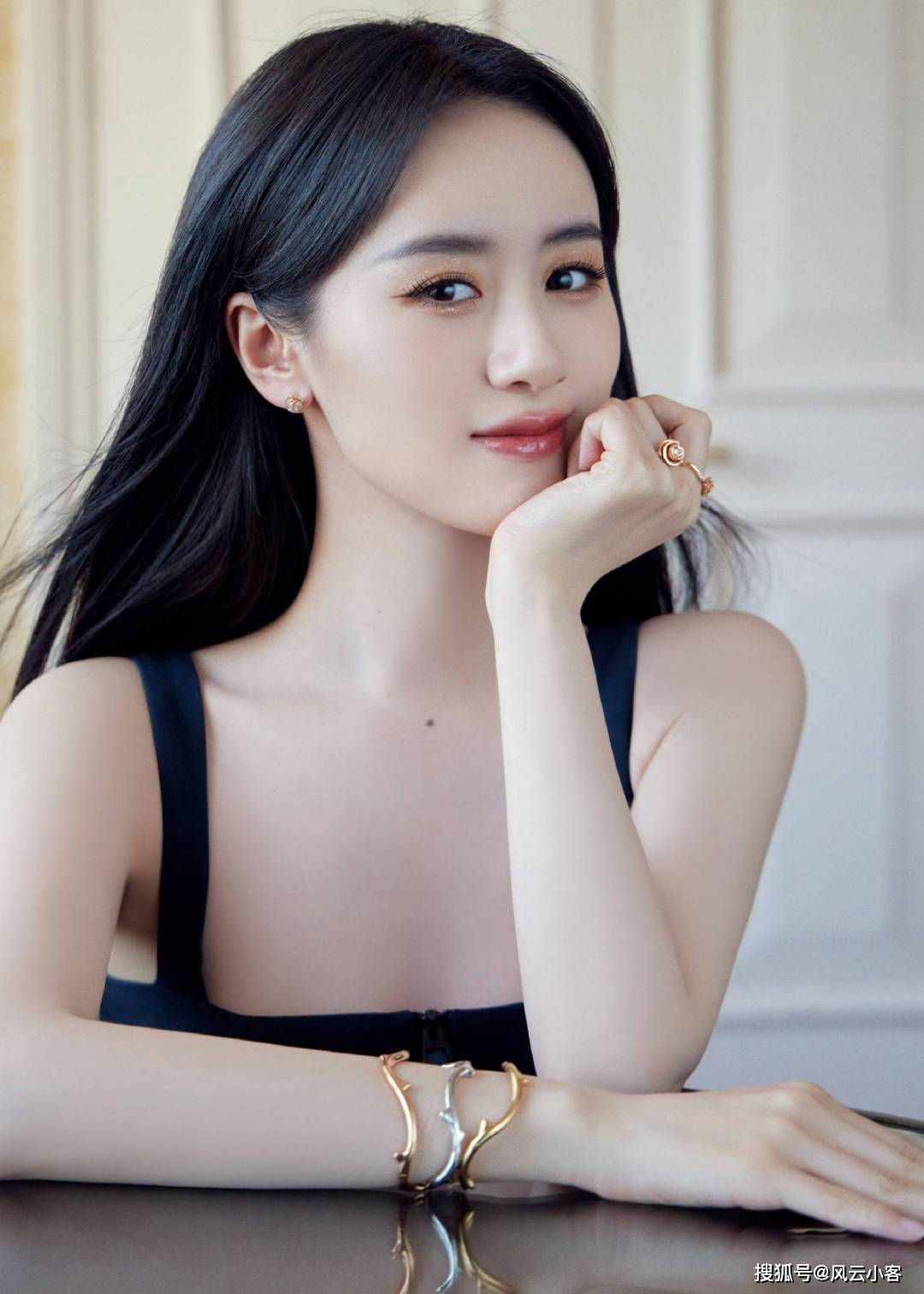 袁冰妍身穿黑色吊带裙又纯又欲和钟汉良搭配新剧