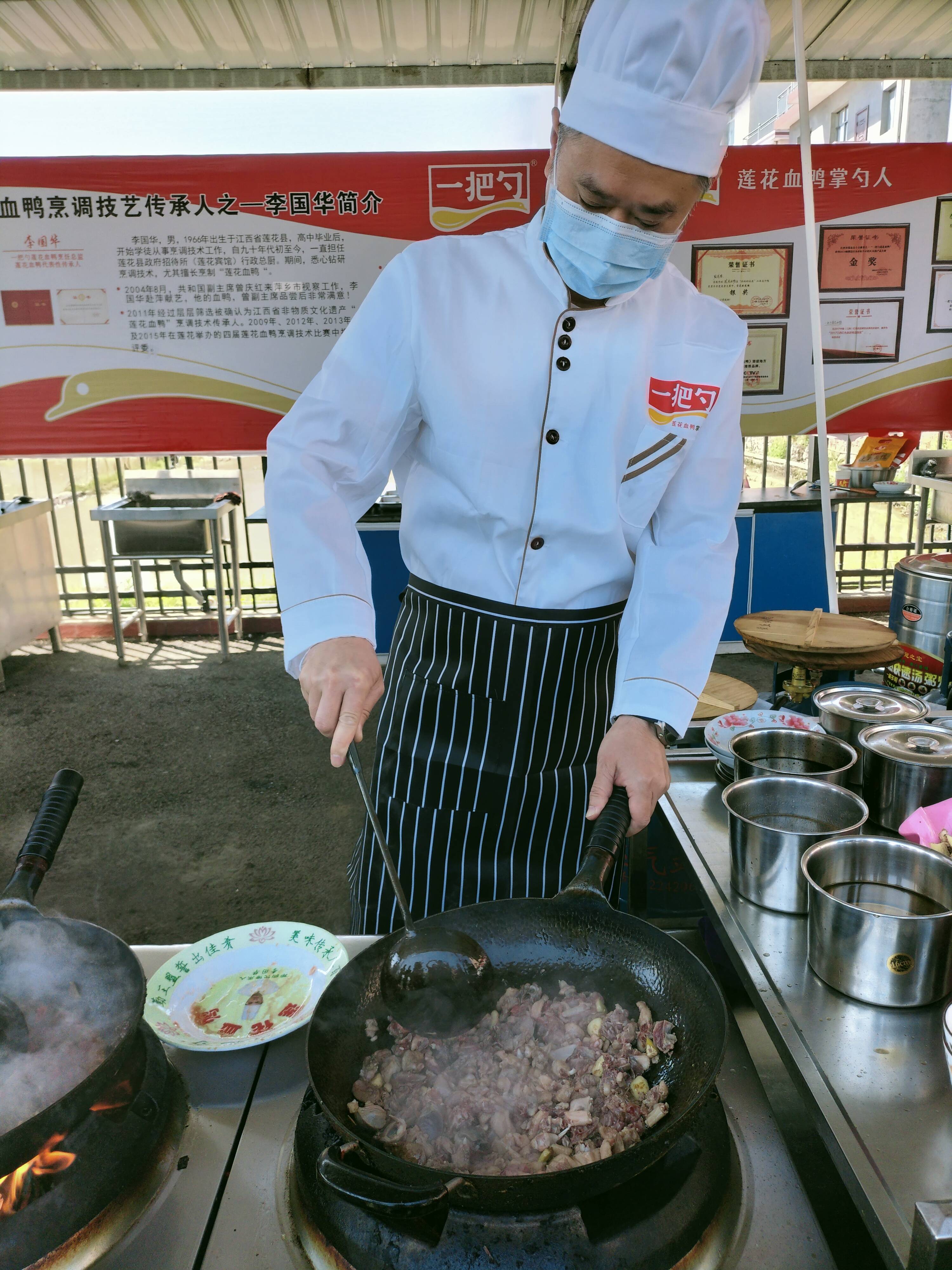 莲花县县委书记易刚亲临一把勺莲花血鸭基地现场直播带货