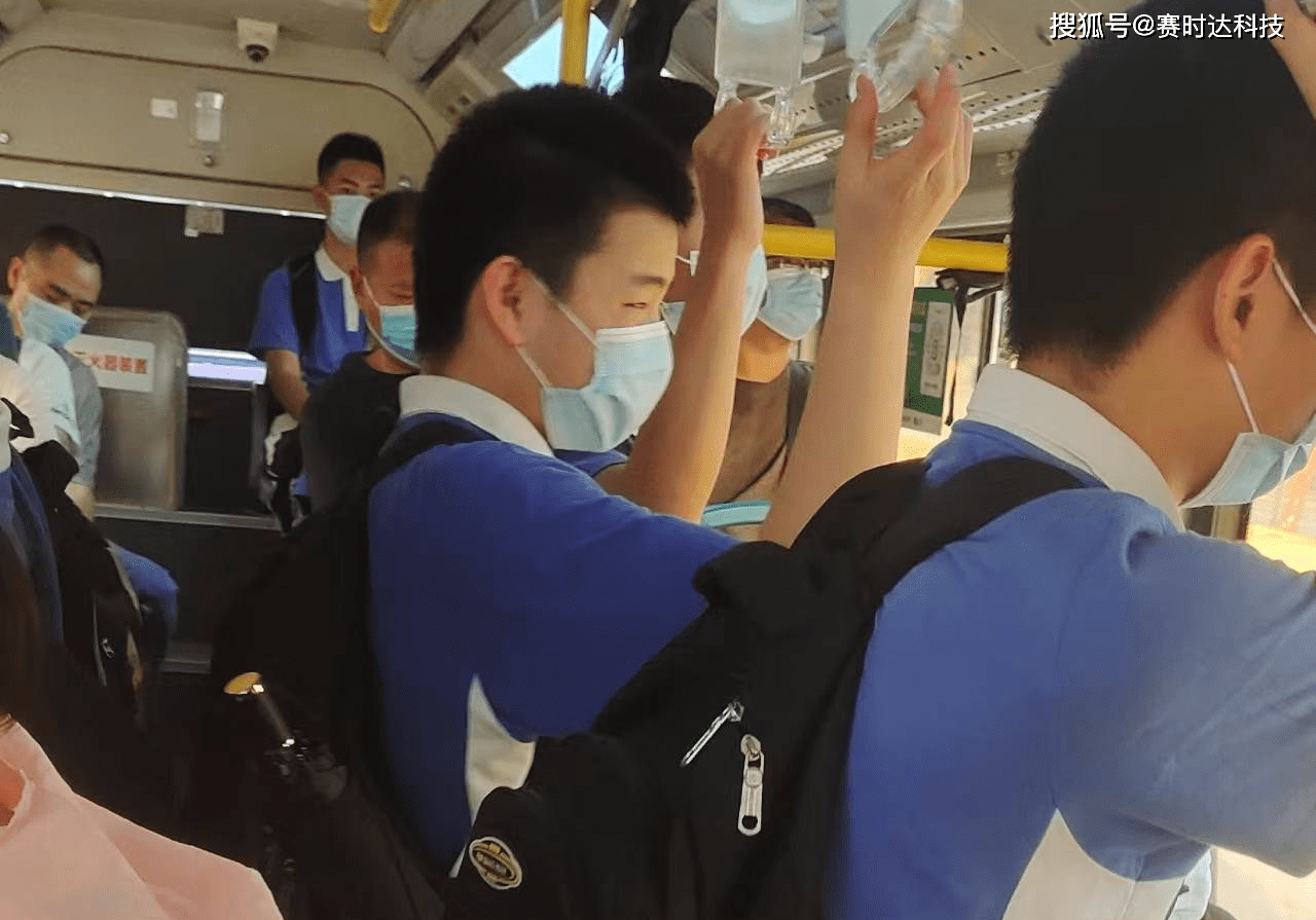 家长接送终于再次回归到了疫情前的那般景象及公交车上穿着校服的