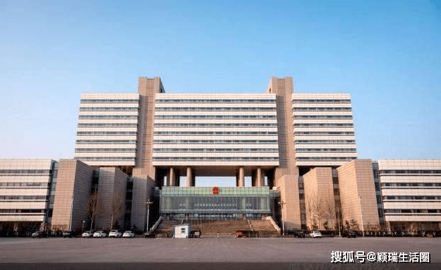 这座办公楼被德州百姓戏称为"黄楼",因为从远处看,大楼的形状像极了