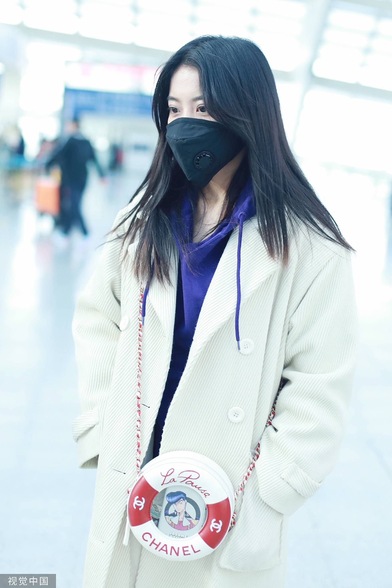李艺彤挎香奈儿救生圈包现身机场青春靓丽有元气