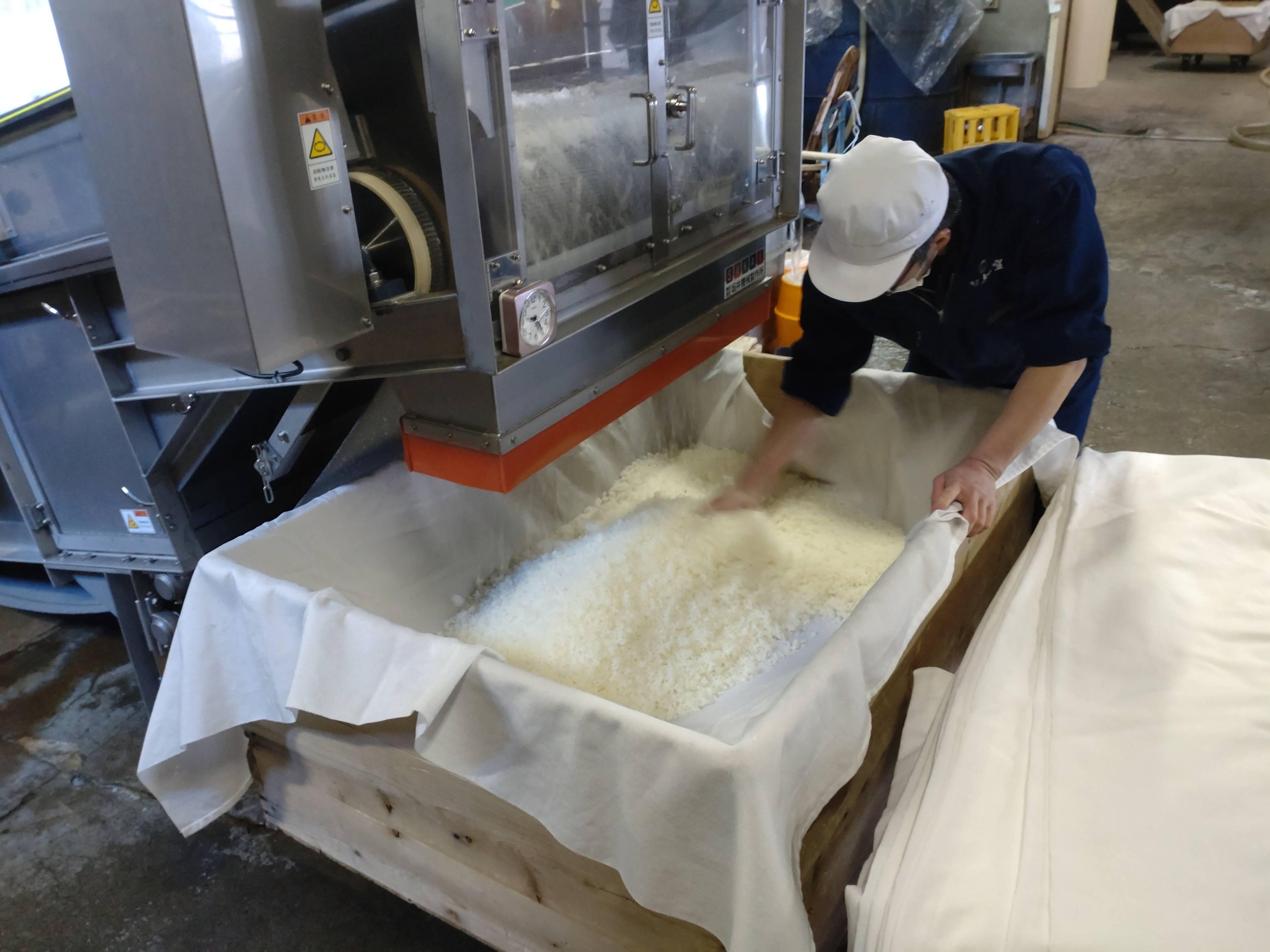 工业社会,一般都是用碾米机将糙米磨成酿酒用的精米,一般碾磨后的精米