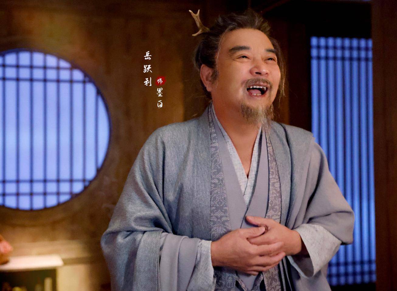 老戏骨岳跃利也是大家的老熟人了,可以说是"爸爸专业户"了,曾多次与