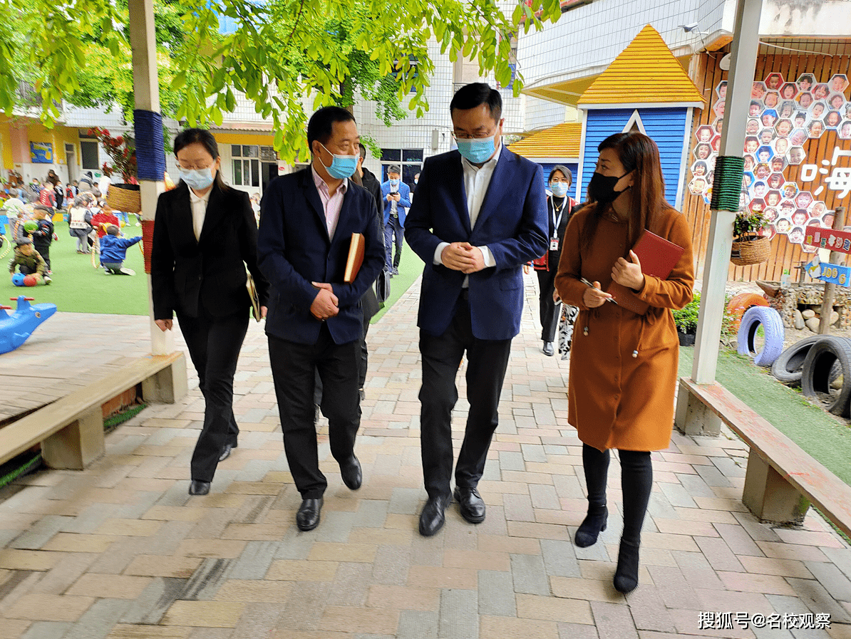 崇州市教育局党组书记,局长伍建光,副局长何静等一行陪同