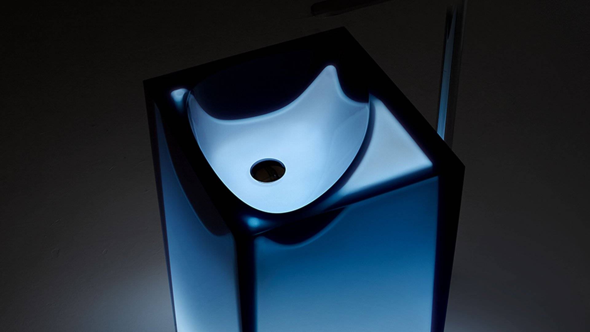 它拒绝平庸的产品设计,在浴室家具和卫浴洁具融入自己的创意与艺术