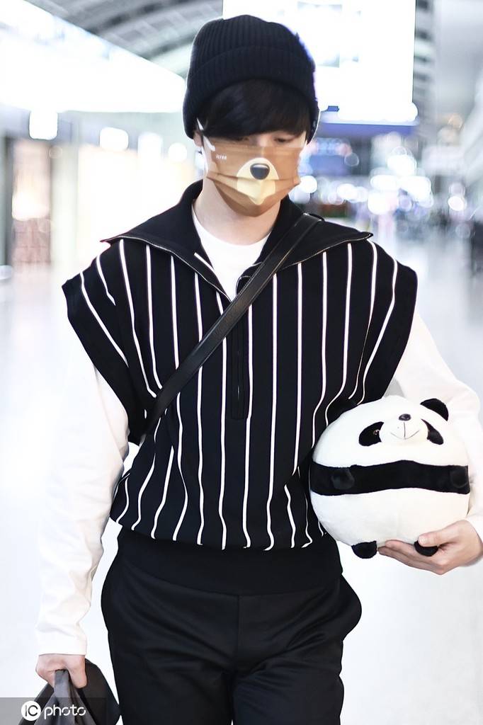 郭俊辰戴小熊口罩现身成都机场
