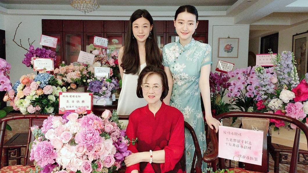 目前,琼瑶与家人住在淡水,由于居住长达40年的可园也将拆掉,所以她便