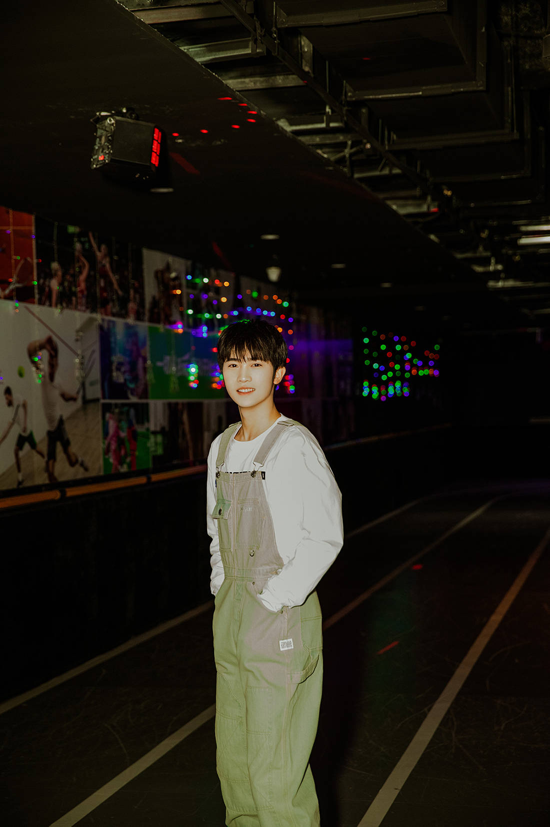 张翊峰春日写真曝光 阳光少年治愈感满满_时尚_刘爱_溜冰鞋