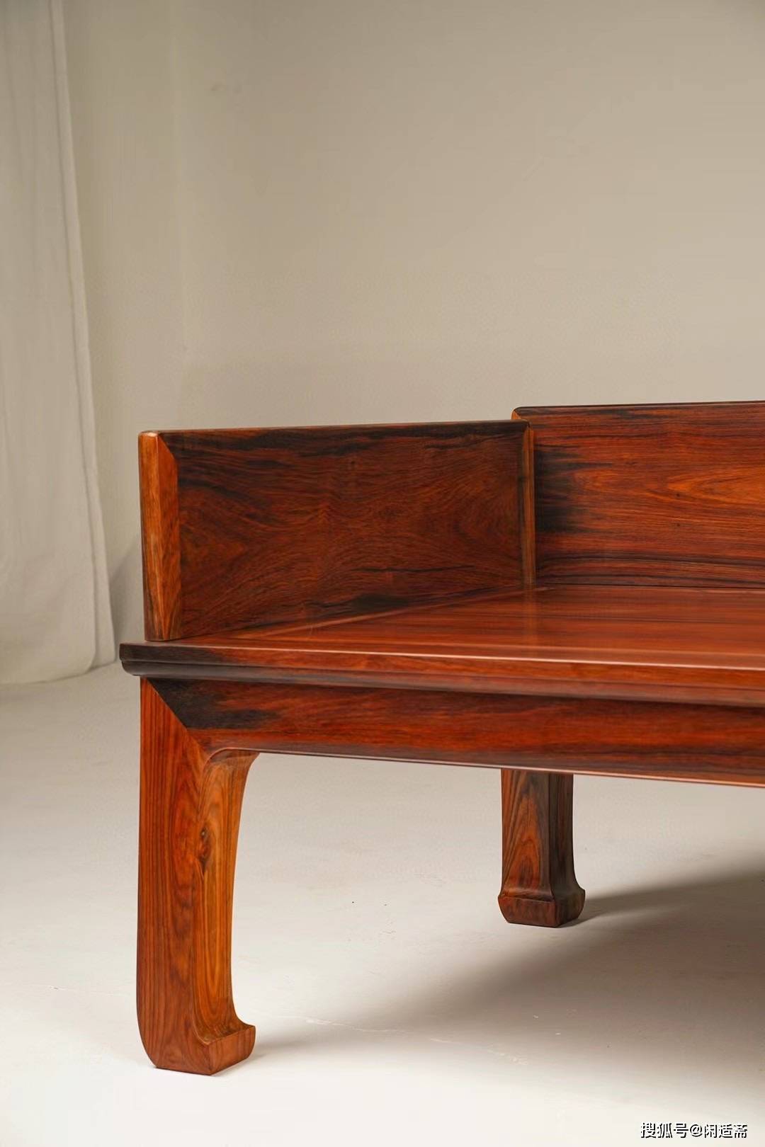 轻灵隽永大红酸枝侣明式款三围独板罗汉床