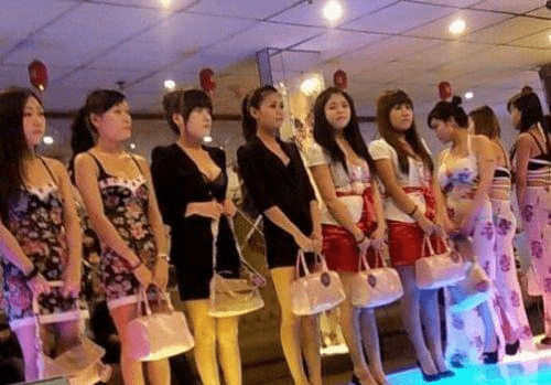 尴尬湖北一男子在ktv叫小姐结果意外发现了自己的老婆