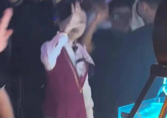 南航回应女子穿其空姐制服蹦迪