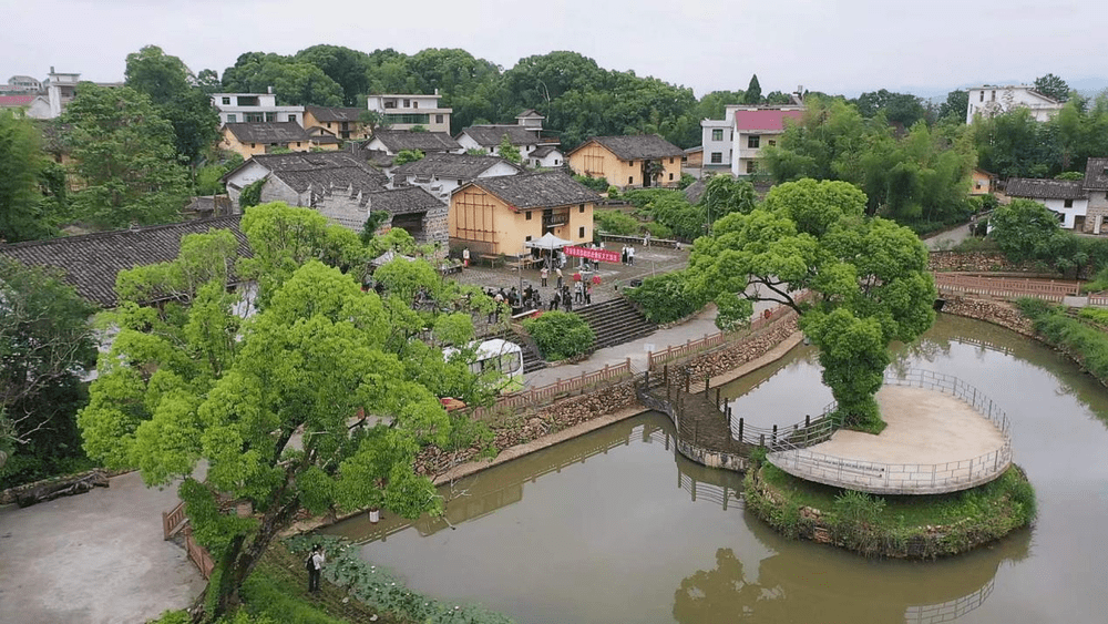 江西万安：“五一”近郊游“搅热”乡村经济