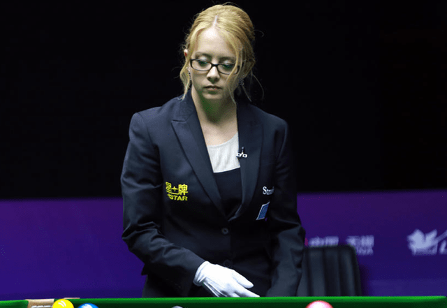 原创特鲁姆普晋级金发美女裁判祝贺笑容甜美成世锦赛靓丽风景线