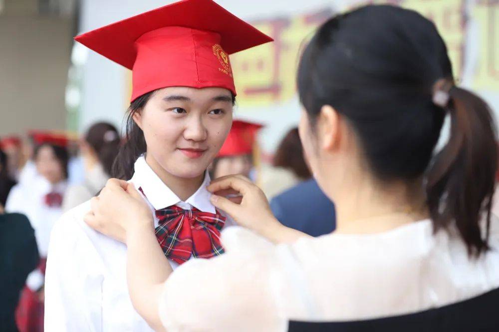 四川省眉山车城中学举行2022届高三成人仪式暨五四表彰大会