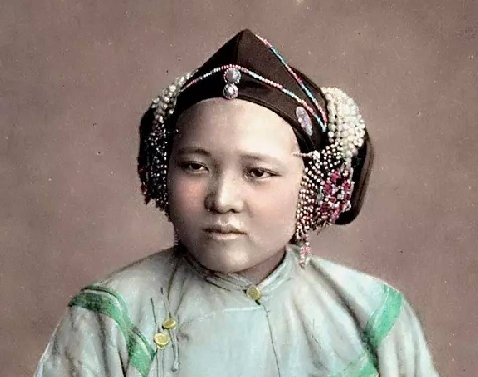 1897年河南周口老照片：珠圆玉润的美丽女子，热闹的庙会！