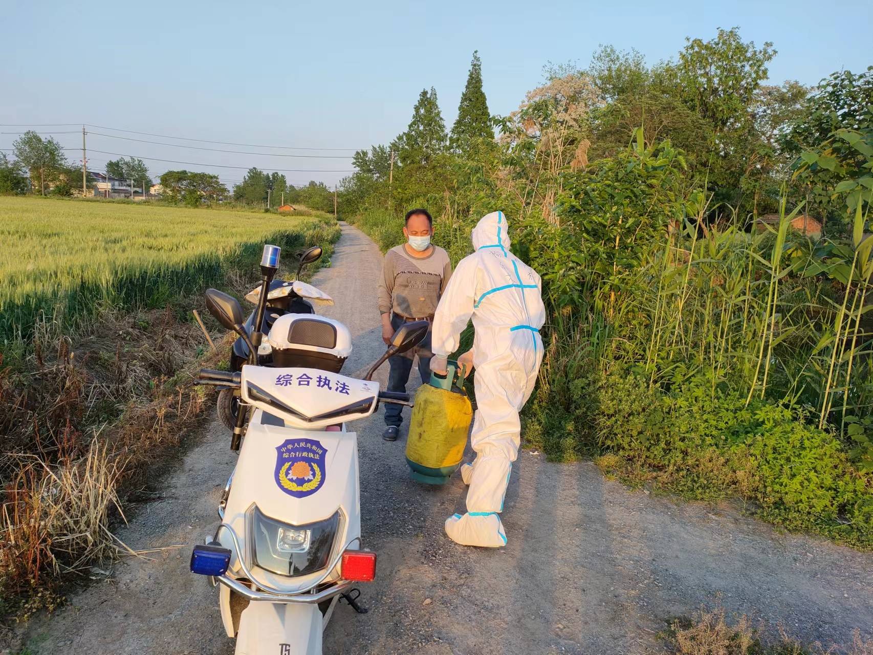我为群众办实事朴席镇朴席村抗疫第一线村干部杨乐义化身家禽饲养员