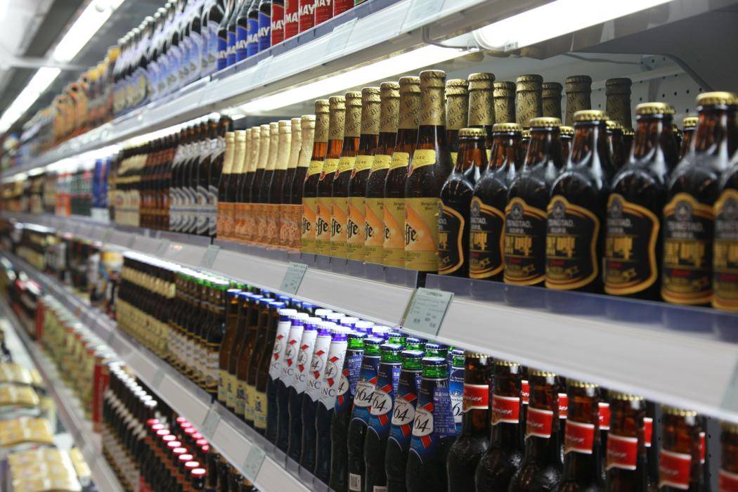 很多酒商之所以生意艰难也还在坚持,很大程度是因为他们的"客户".