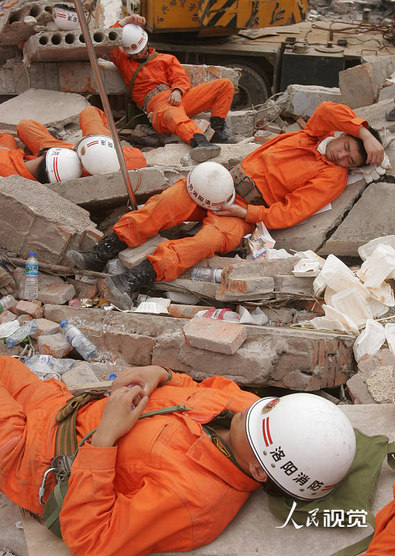 2008512汶川大地震图片