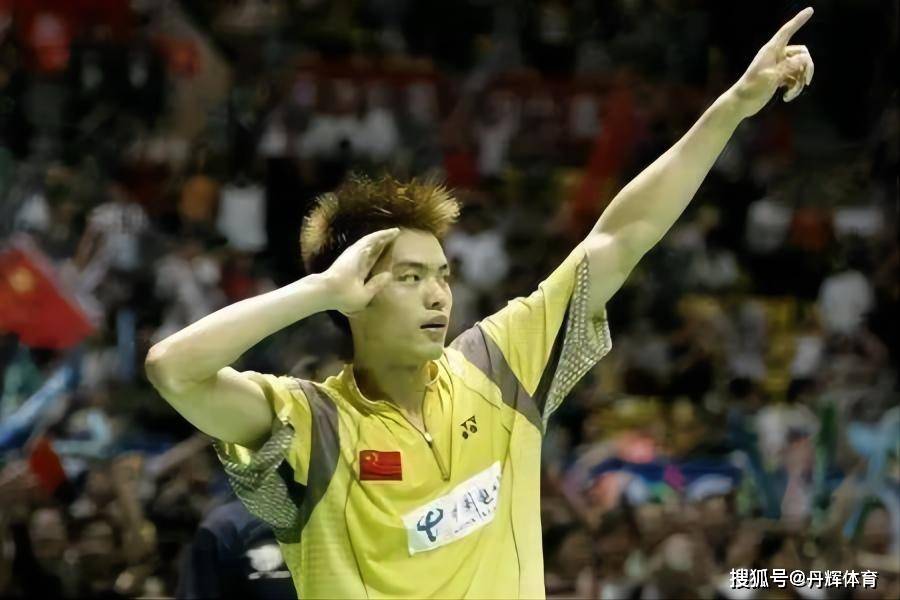 林丹面向观众行军礼,这也成为了他日后的标志性庆祝动作