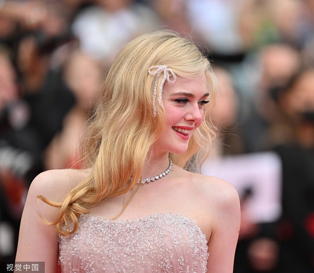 艾丽范宁亮相戛纳红毯身着柔粉礼裙似迪士尼公主
