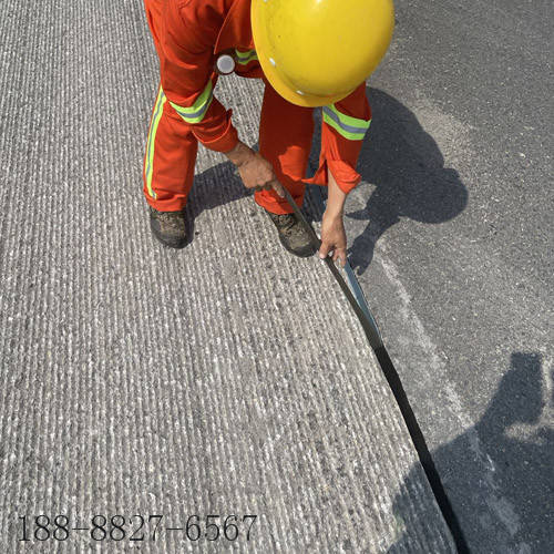 沥青路面立面贴是一种路面接缝间的密封防水材料,成带状,双面覆膜双面