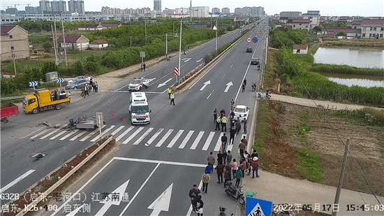 一輛三輪車由南向北行駛在快車道上,速度極快撞向貨車的車尾,隨即三輪