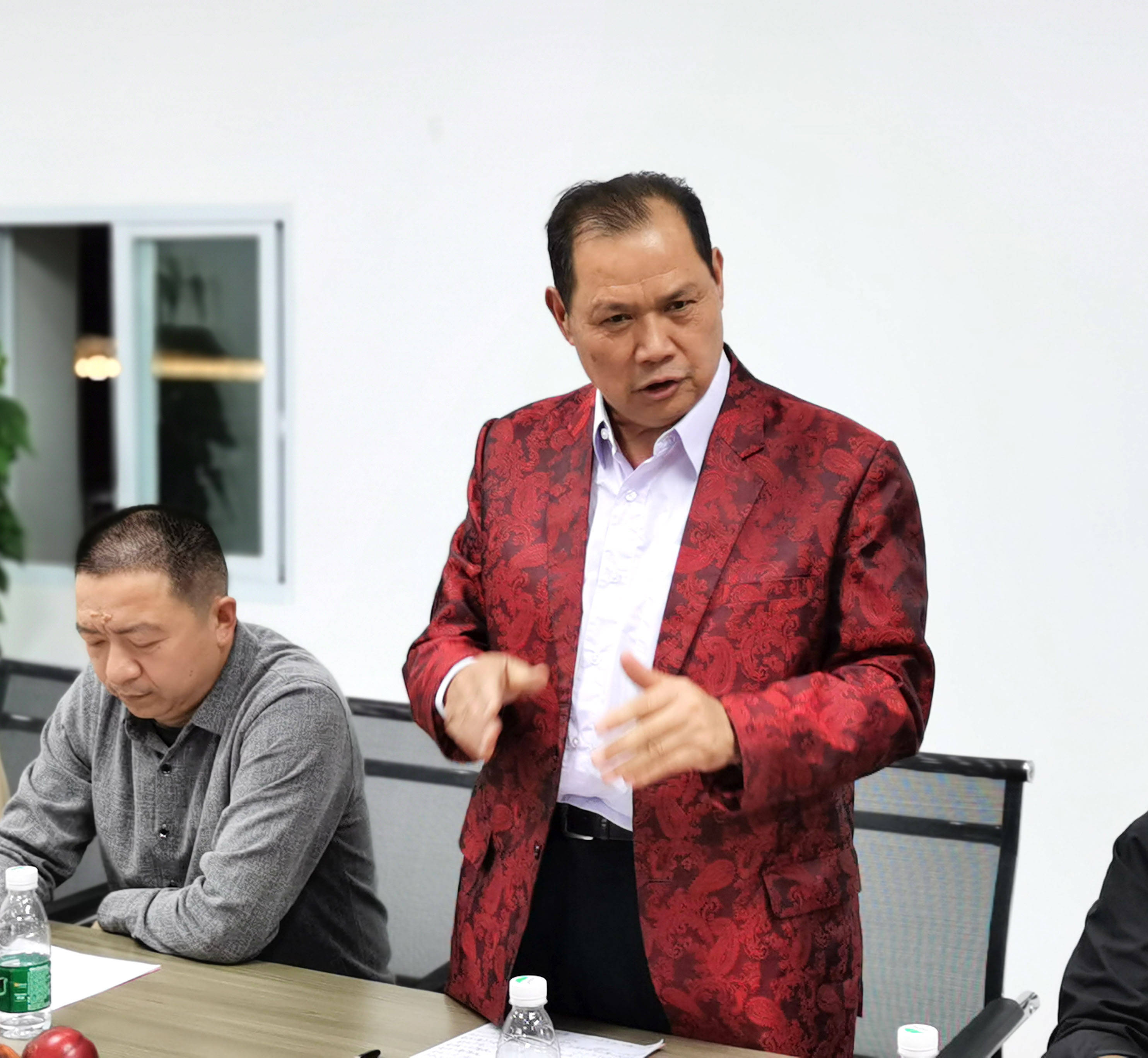 菲儿(中)北京市东卫(重庆)律师事务所合伙人杜婷婷(左)重庆言必思酒店