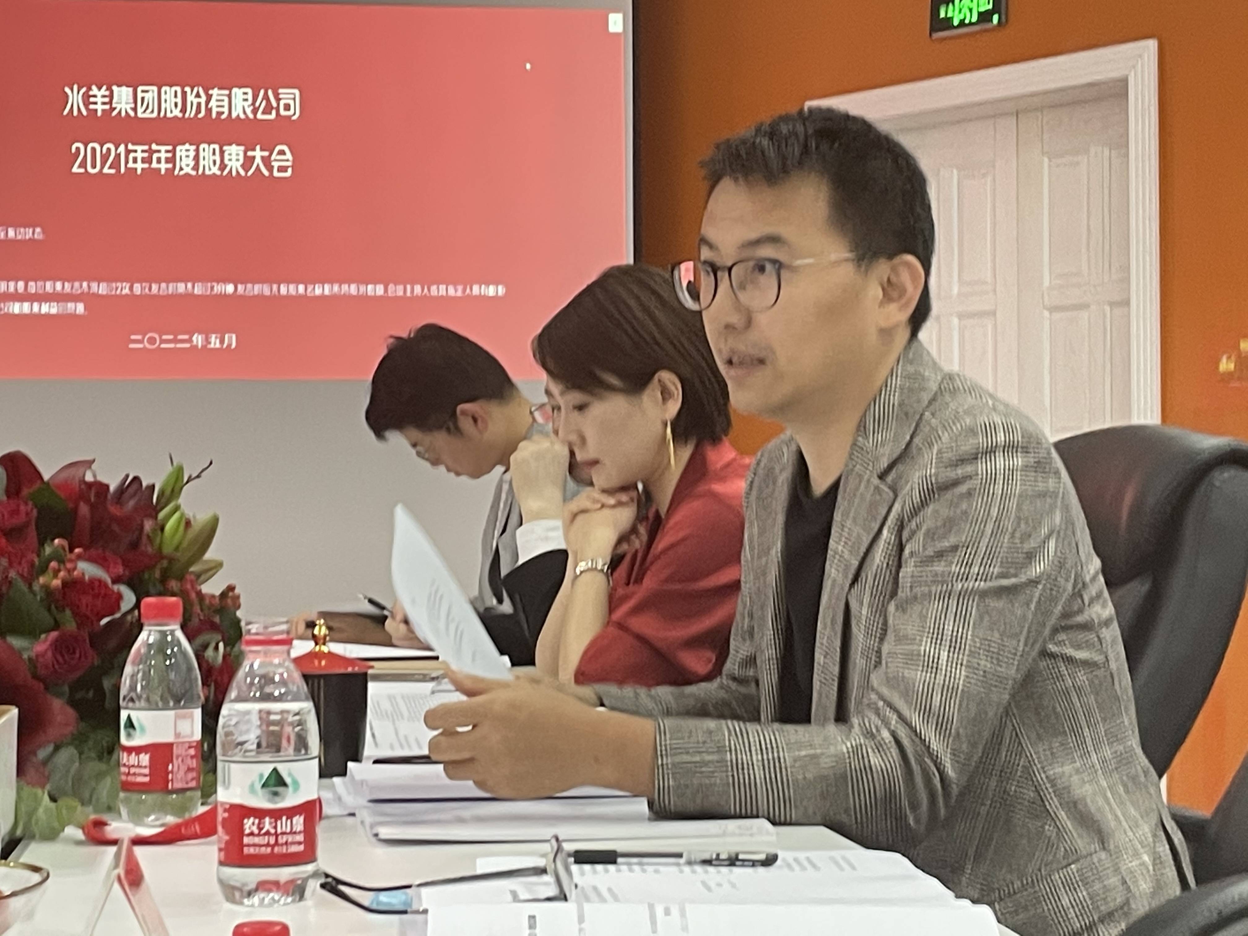 对此,水羊股份董事长戴跃锋表示,目前公司营收规模为50亿元左右,未来