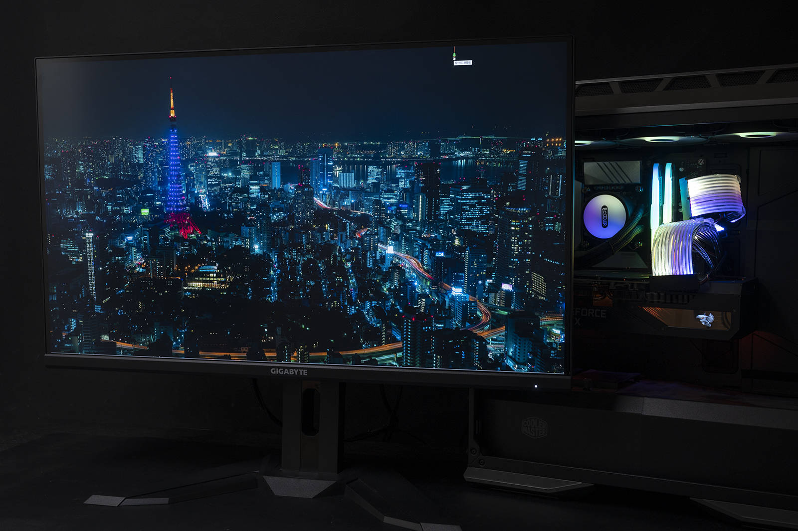 释放桌面与思想4k高刷技嘉kvm电竞显示器m32u带四套主机飞