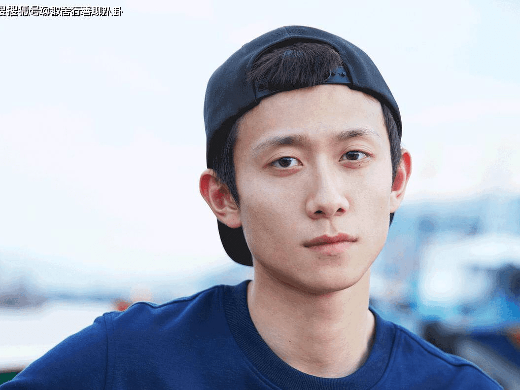 原创张一山与美女牵手海边散步满脸幸福感疑似恋爱杨紫会送祝福吗