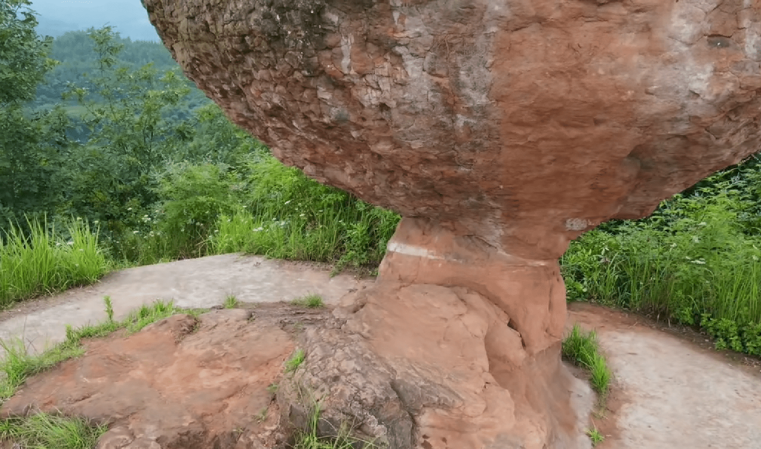 原创重庆市合川区白鹤湖岸边一块巨石不像牛当地村民为何叫斗牛石