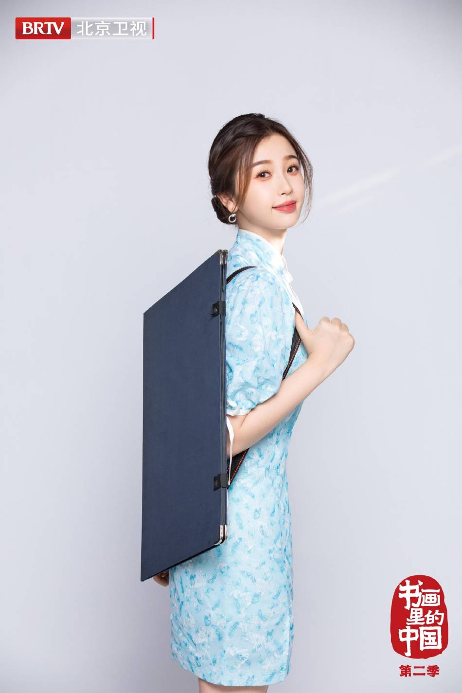 虞书欣穿蓝色旗袍韵味十足 仪态优雅尽显温润气质