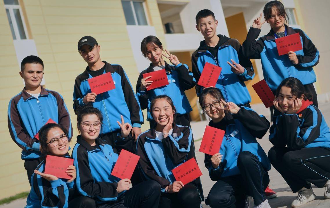 和激发他们对科学研究的兴趣,他们与克州地区中学合作开展助学项目