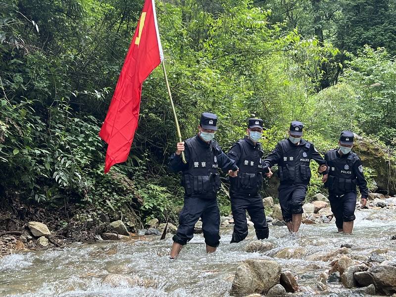 片馬邊境派出所汲取榜樣力量篤定前行