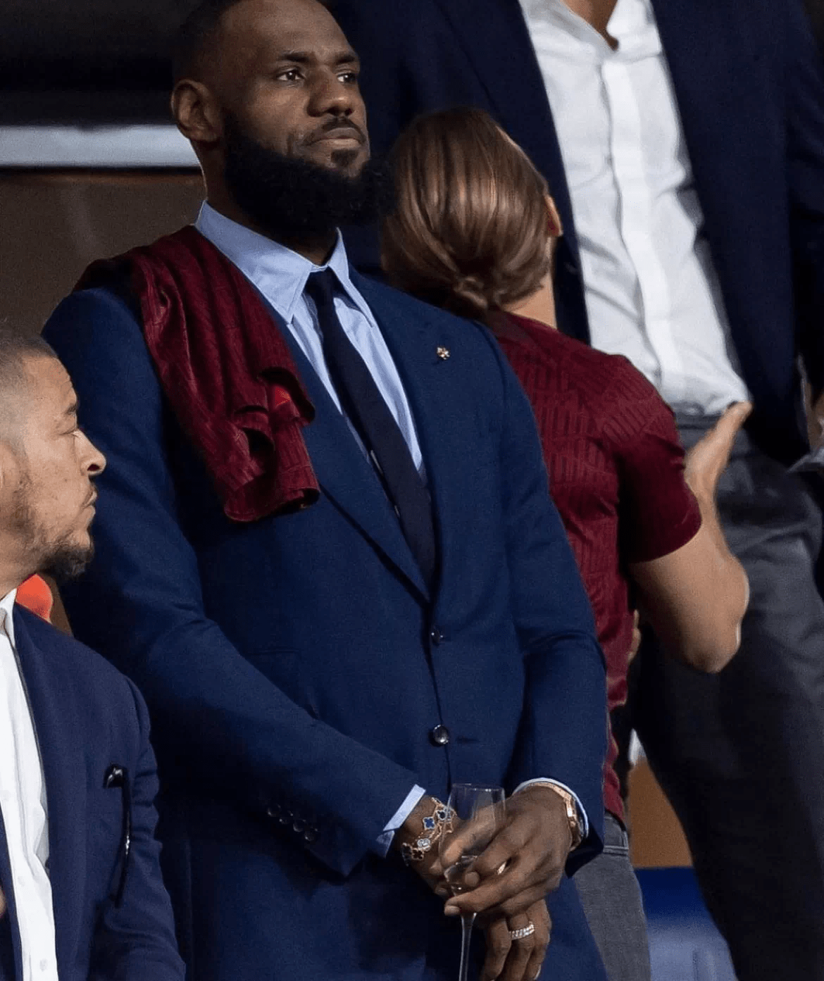 老詹现场观战利物浦痛失欧冠!_詹姆斯_小股东_盛装