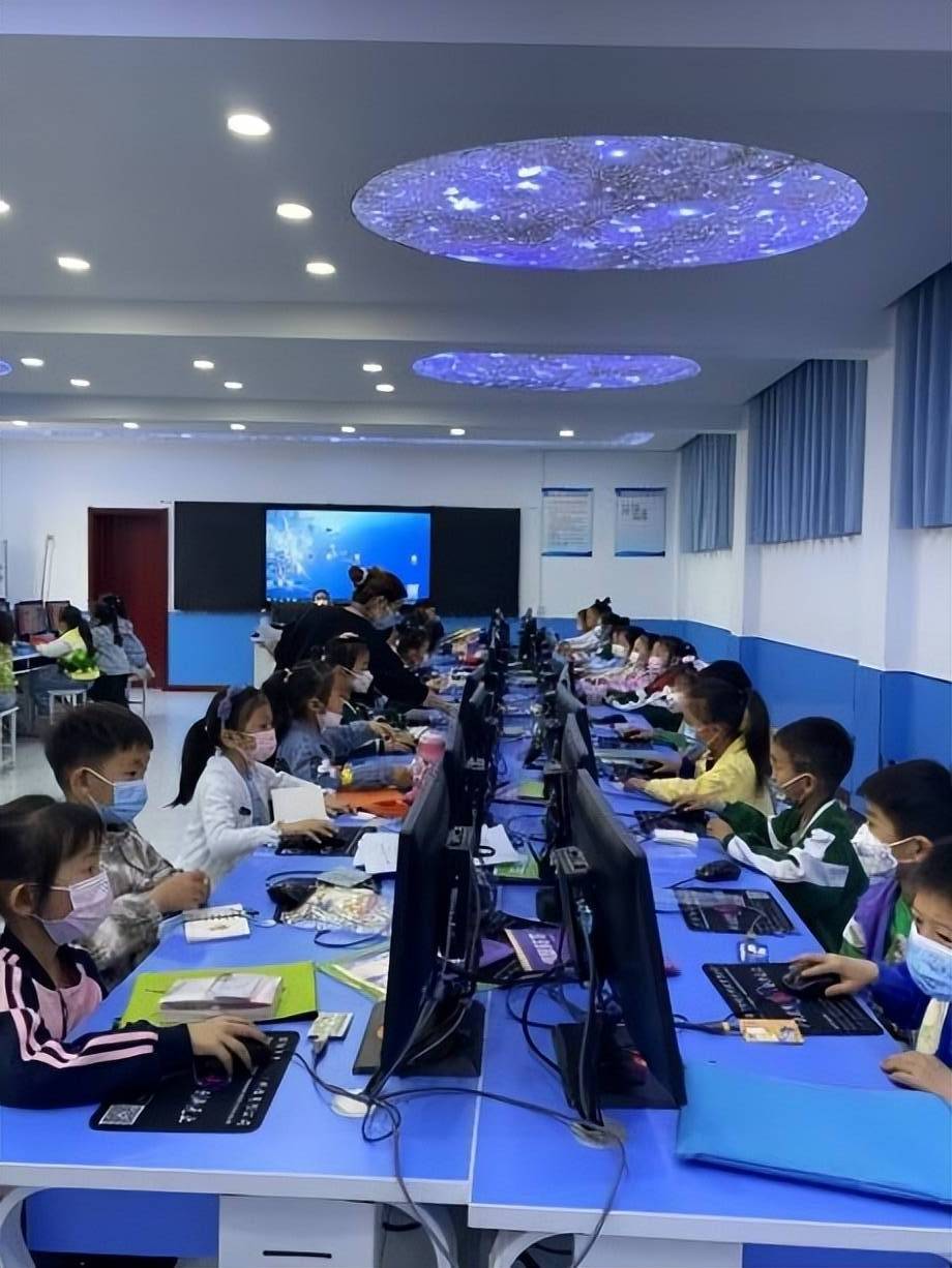 ‘编’出六一‘程’现创造—濮阳市第五中学源码熊编程社团