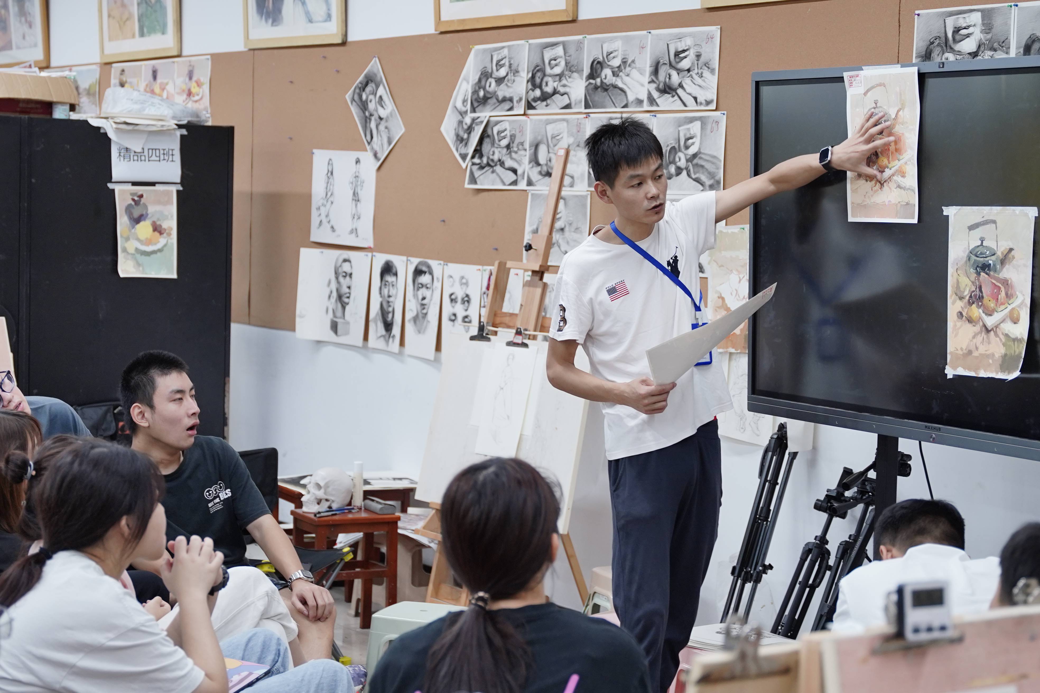 武汉艺考美术生画室集训选择学校画室还是外面画室