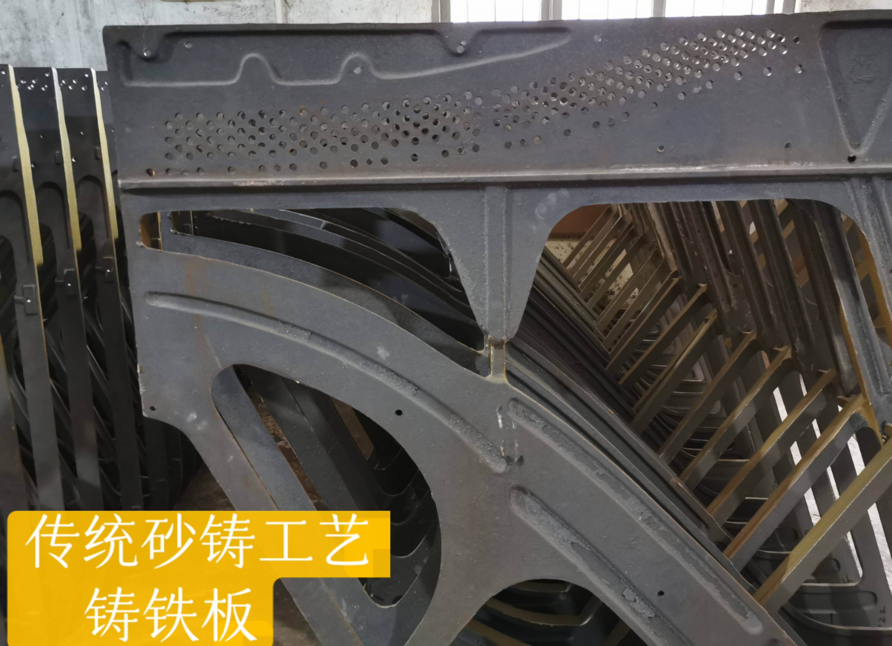 钢琴铸铁板与弦轴板,音板等音源部件装配工艺加工的环节有:钻孔,铣削