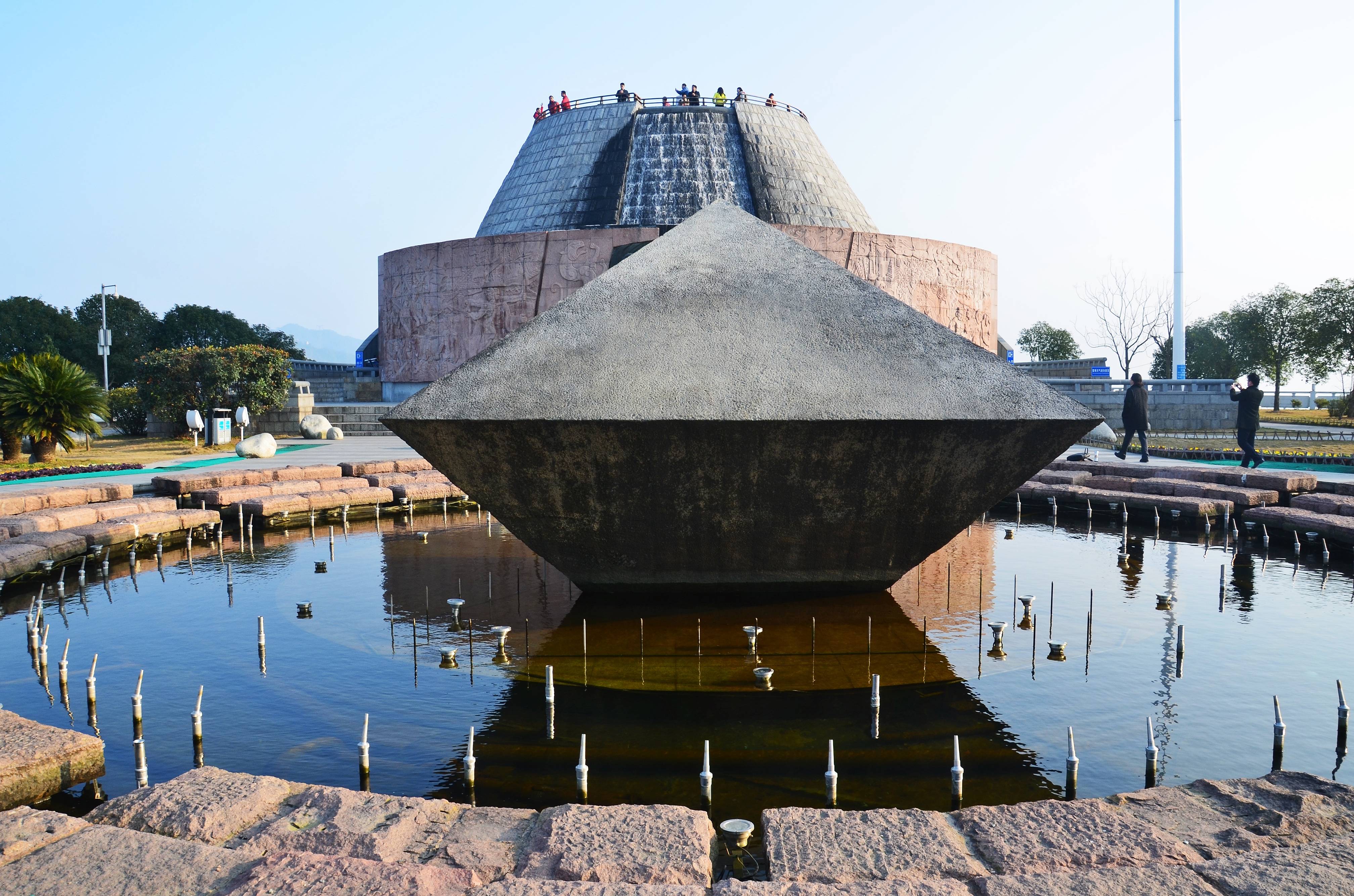 湖北三峡大坝，我国现代水利唯一的5A景区，免门票，却饱受争议