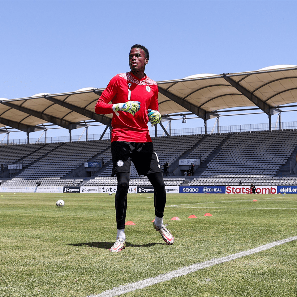 科摩罗队门将杨尼克·潘多尔曾经有一篇专门介绍法国业余足球的文章中