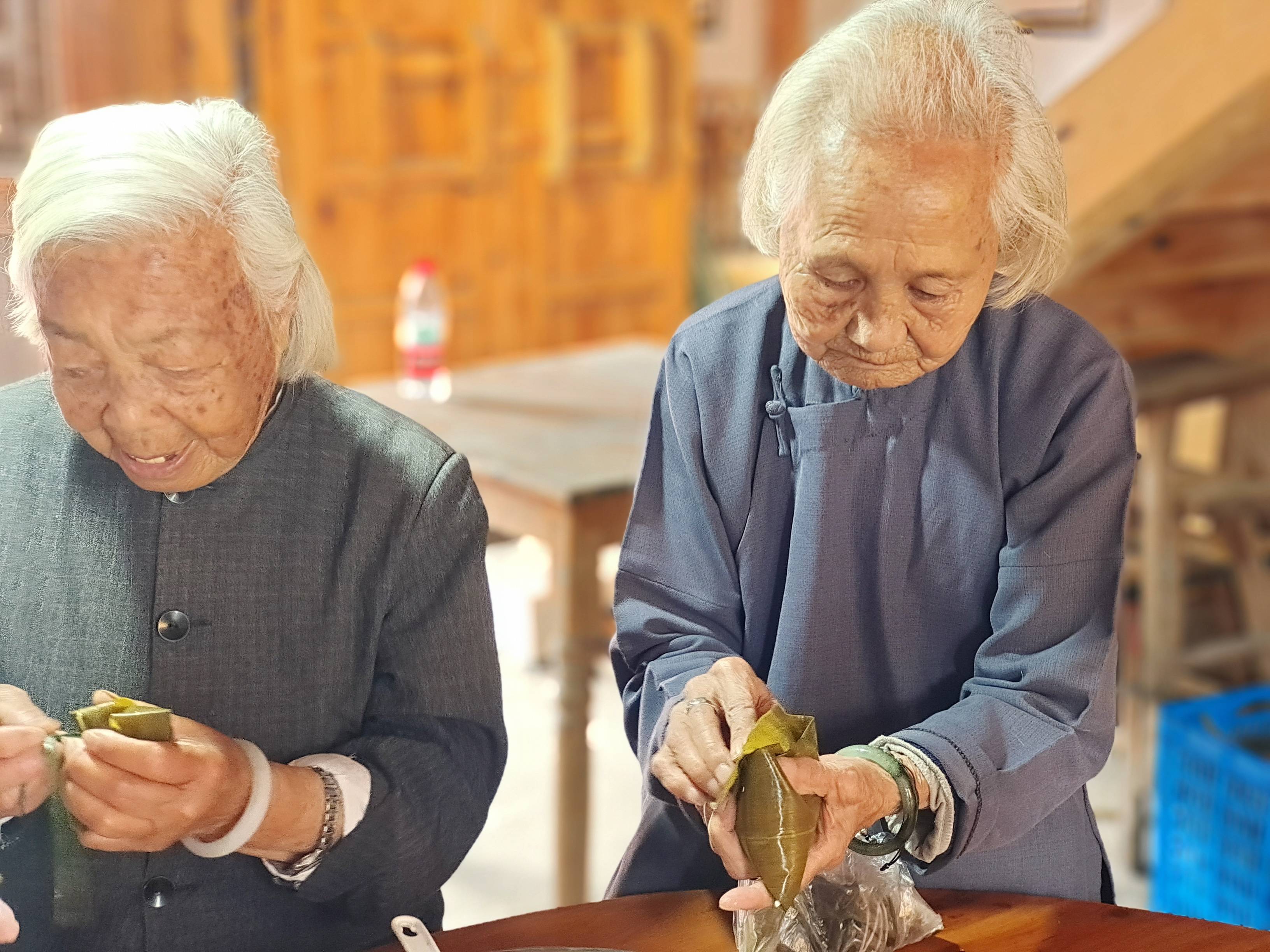 台州临海：千年古村的百岁老人端午制作“共富粽”送游客