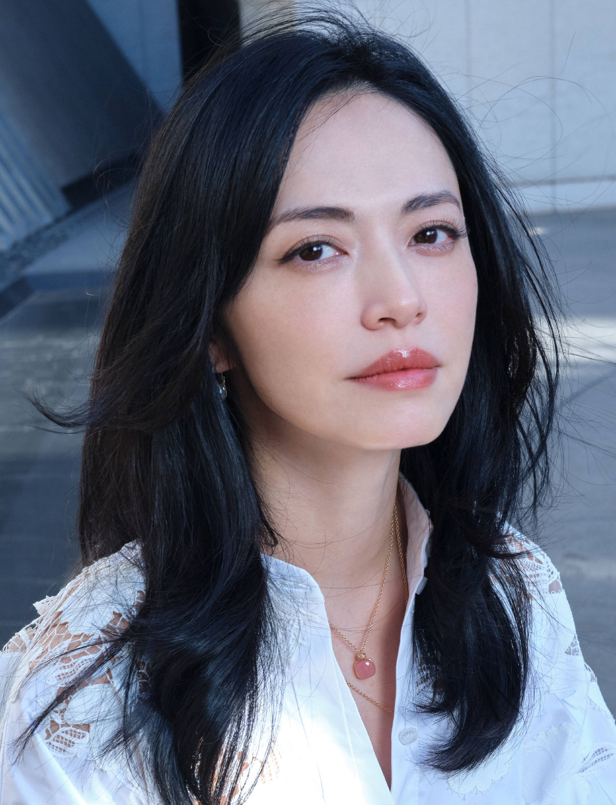 姚晨夏日大片惬意慵懒 穿白色镂空长裙优雅知性-搜狐大视野-搜狐新闻