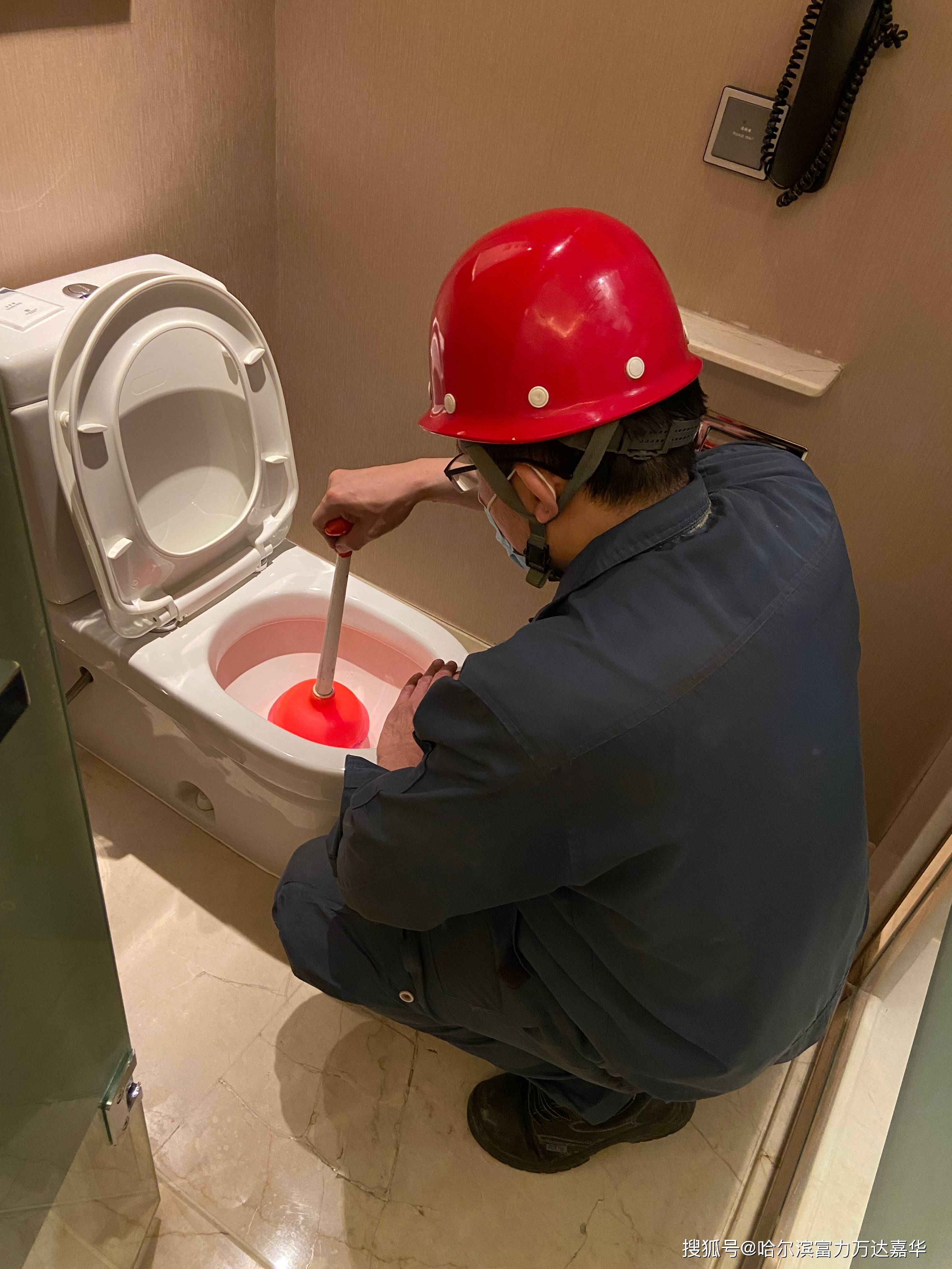 既懂得设备维修,又懂得设备的保养,他叫张铁,酒店高级工程师