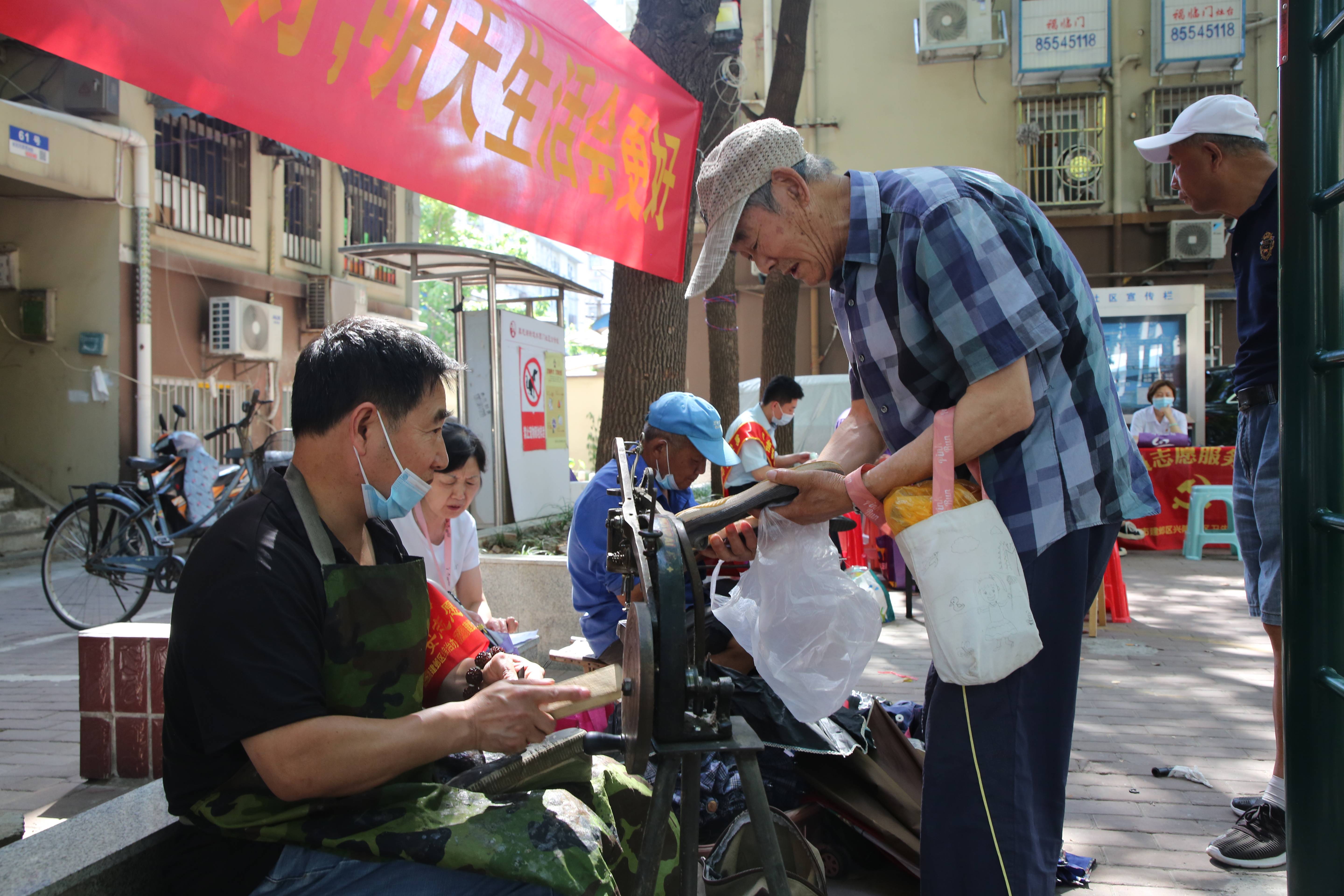 水西门社区螺丝钉在行动大学生志愿者进网格宣传垃圾分类