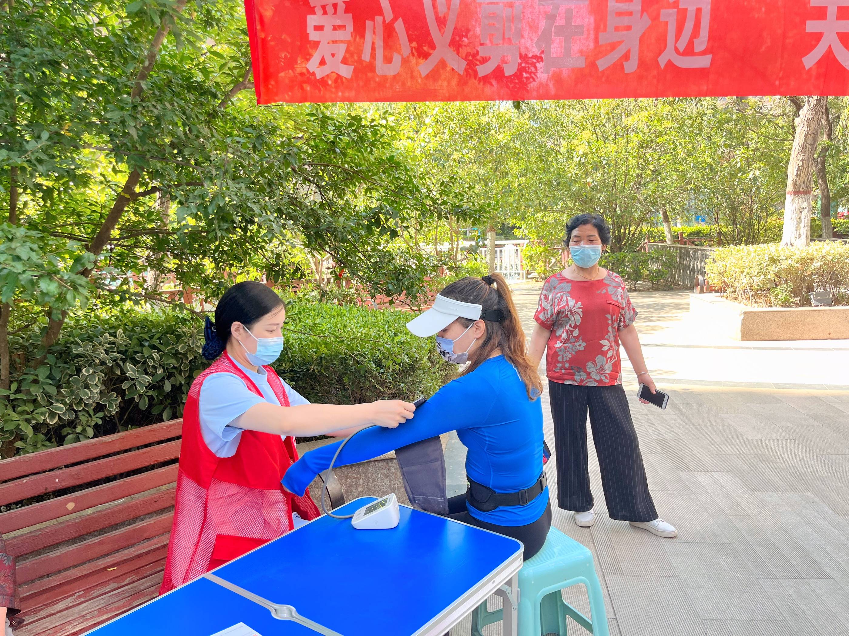 河南基层社区:嵩南社区开展爱心剪发志愿服务活动_老人_嵩山路街道