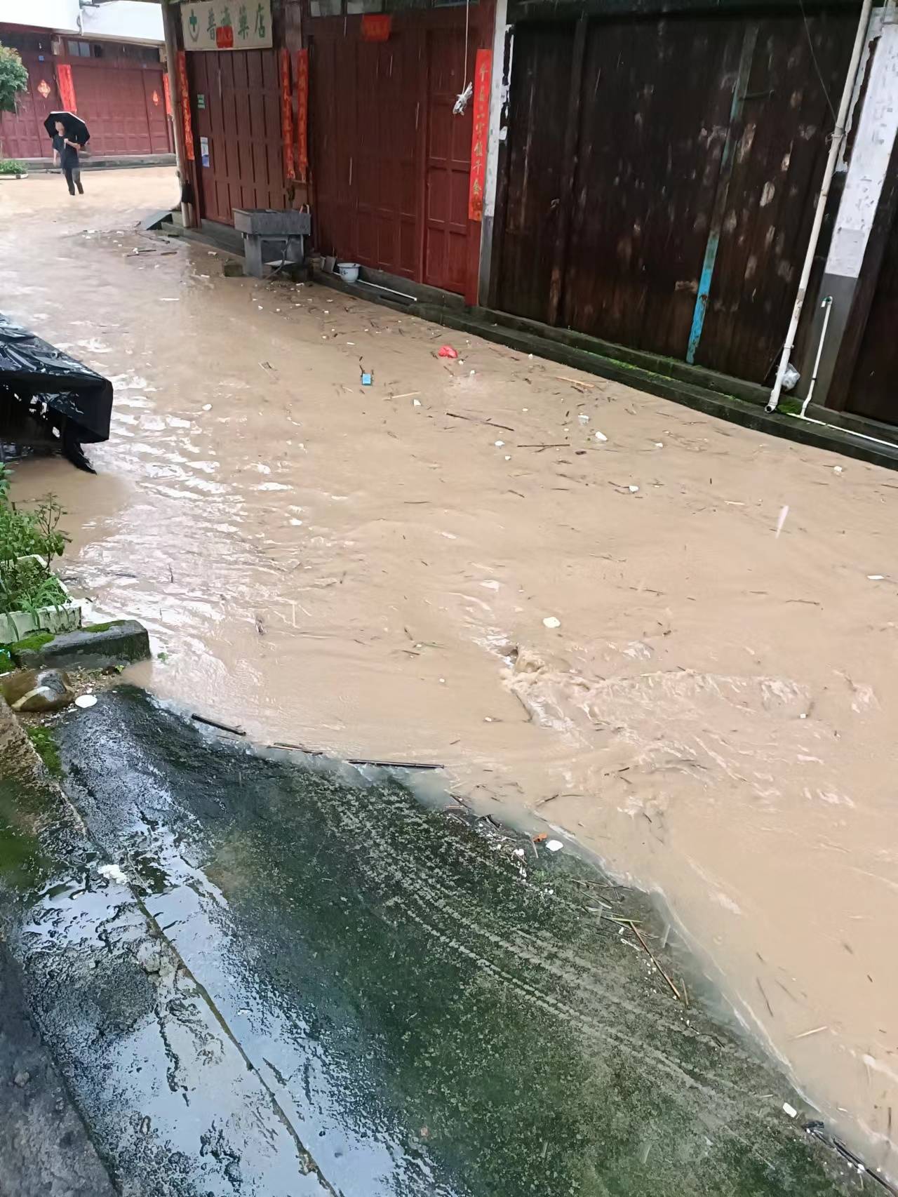 沿河房屋瞬间倒塌:福建永安小陶镇石峰村成"6·13"洪灾重灾区