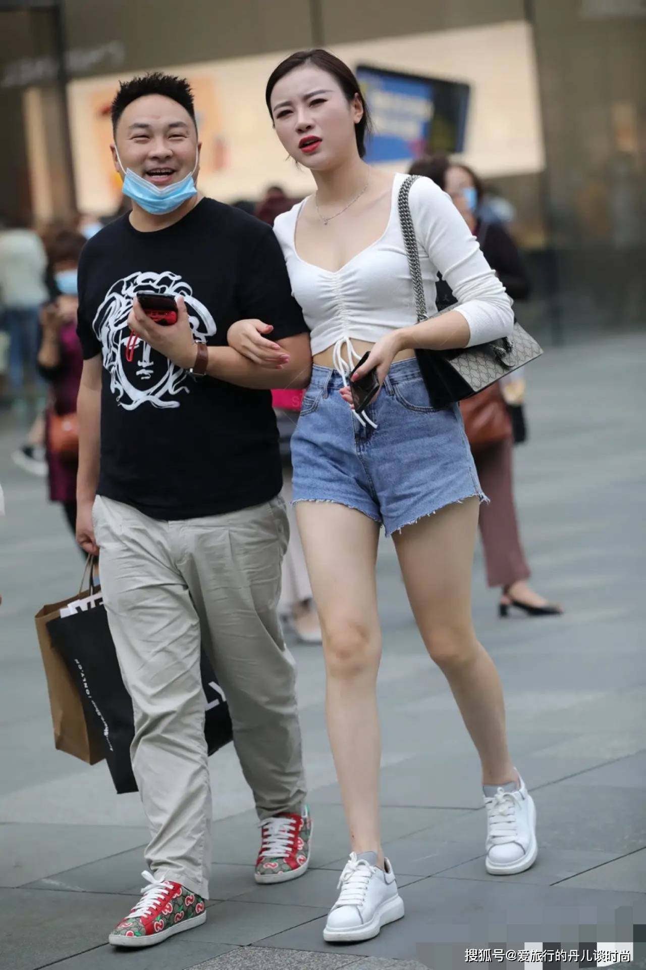 美女身穿白色短t恤搭配蓝色高腰牛仔短裤脚踩白色厚底运动鞋清新又