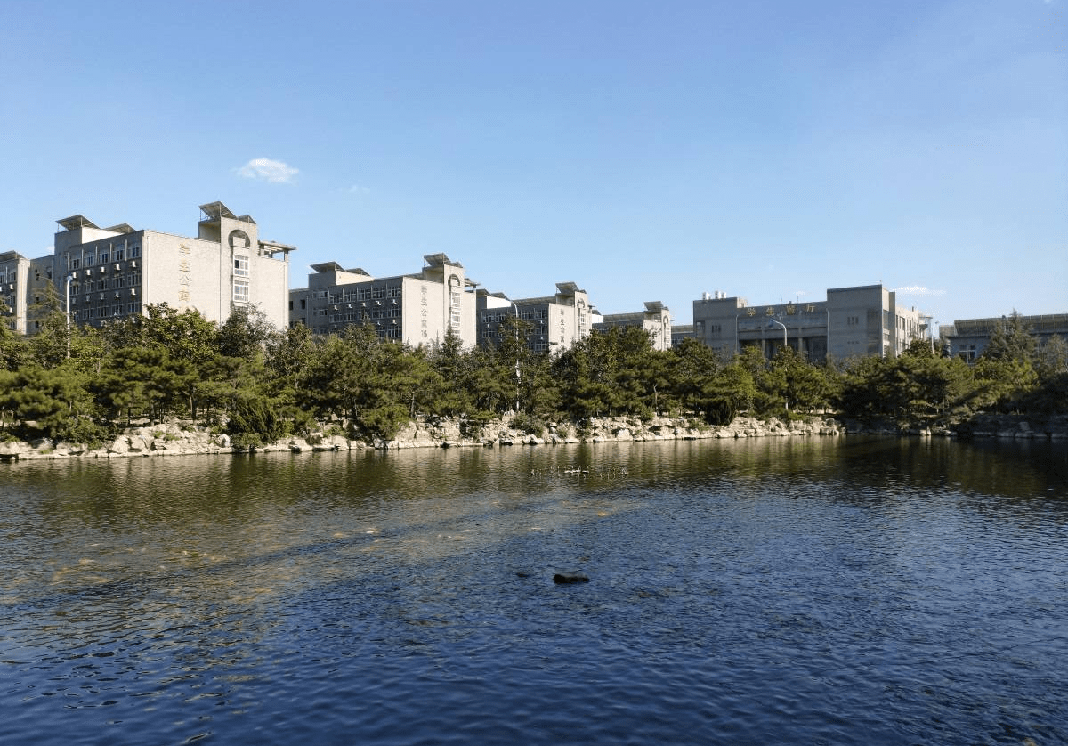 蓝翔校园内的人工湖