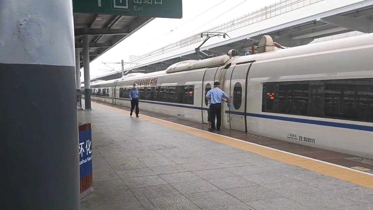 乘坐动车高铁中途下车抽烟车开走了应该怎么做